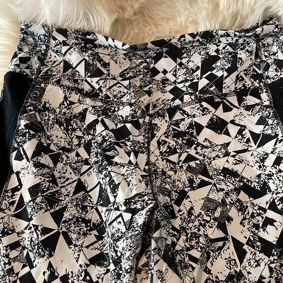 Geometric print active capris - Picture 5 of 5